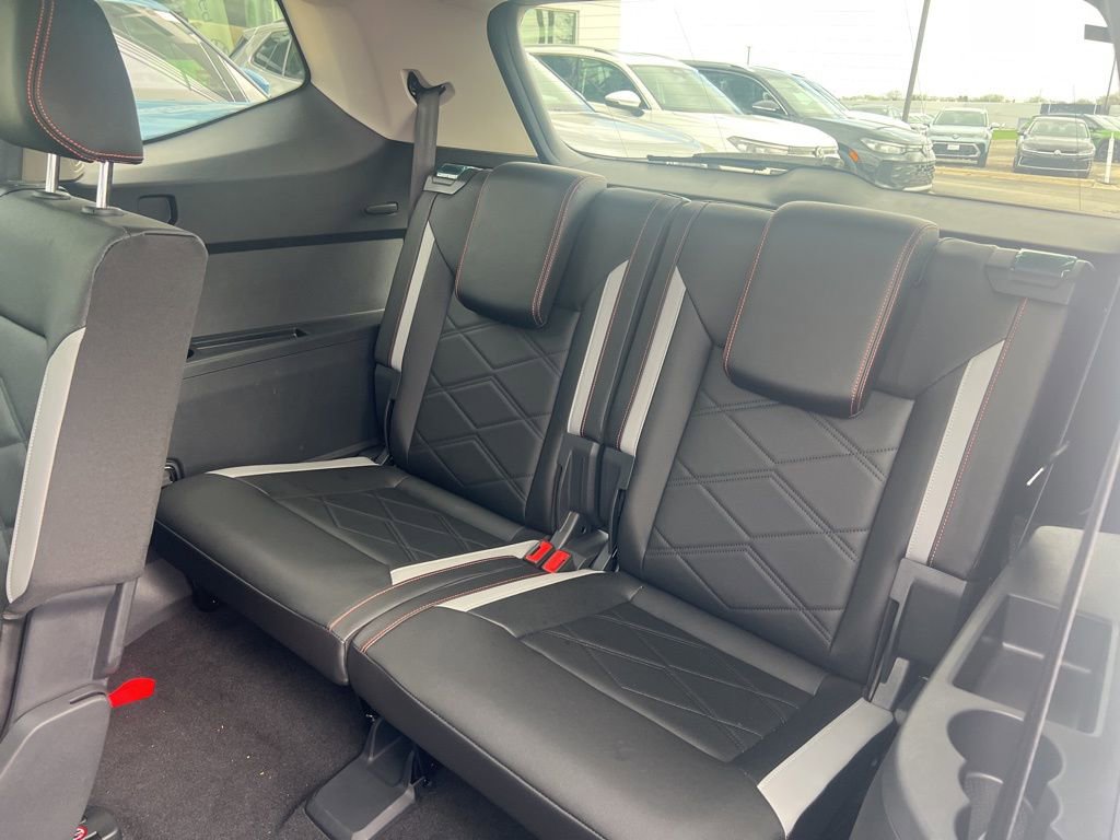 Used 2025 Volkswagen Atlas Peak Edition SE image 19