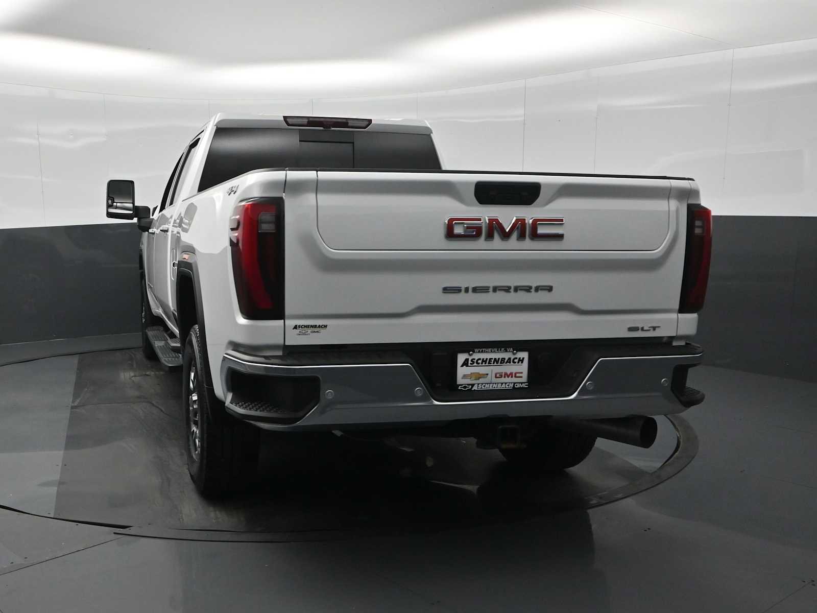Used 2024 GMC Sierra 3500 SLT w/ SLT Premium Package image 8