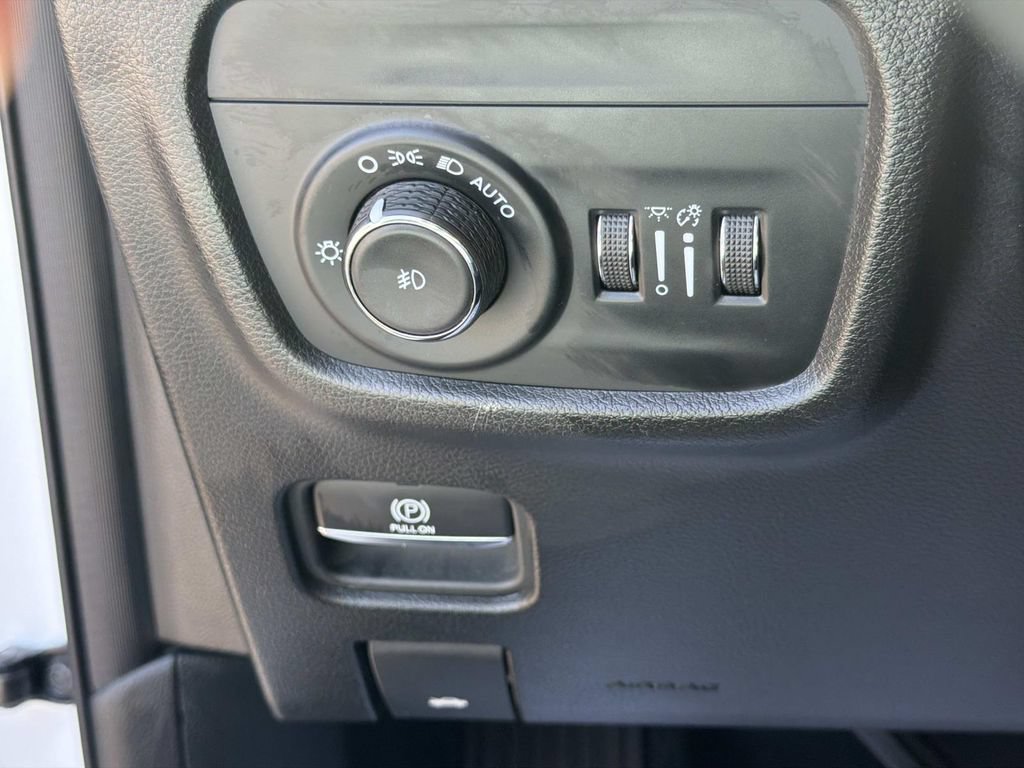 Used 2023 Jeep Grand Cherokee Limited w/ Luxury Tech Group II AWD/4WD image 13