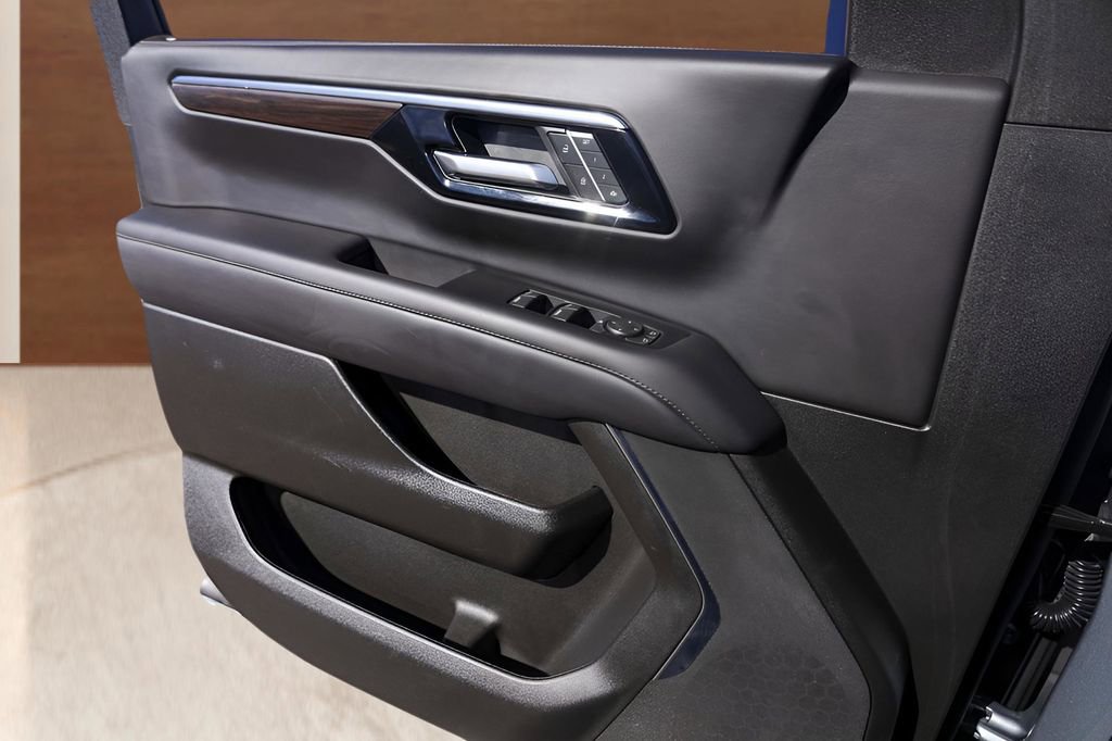 Used 2025 Chevrolet Suburban Z71 image 21