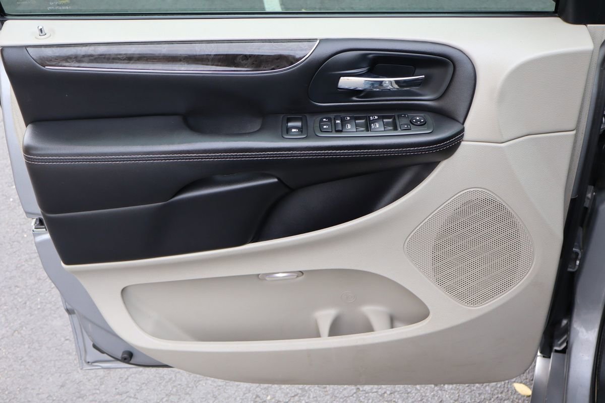 Used 2013 Chrysler Town & Country Touring image 27