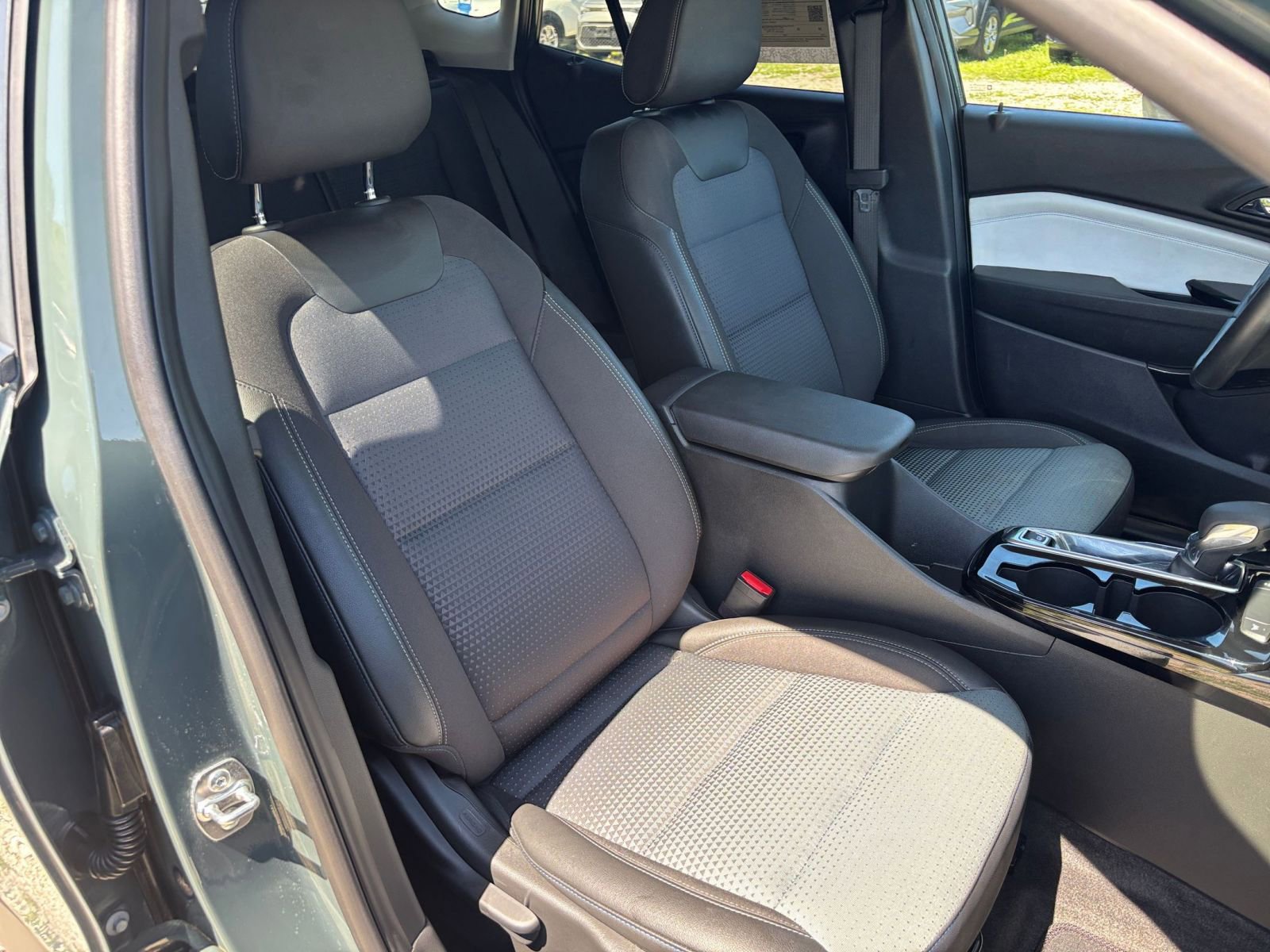 Used 2025 Chevrolet Trax LT w/ LT Convenience Package image 37