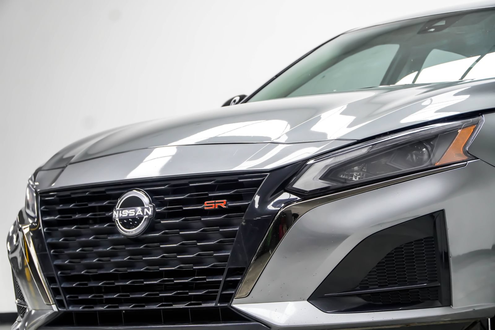 Used 2023 Nissan Altima 2.5 SR w/ SR Premium Package FWD image 2