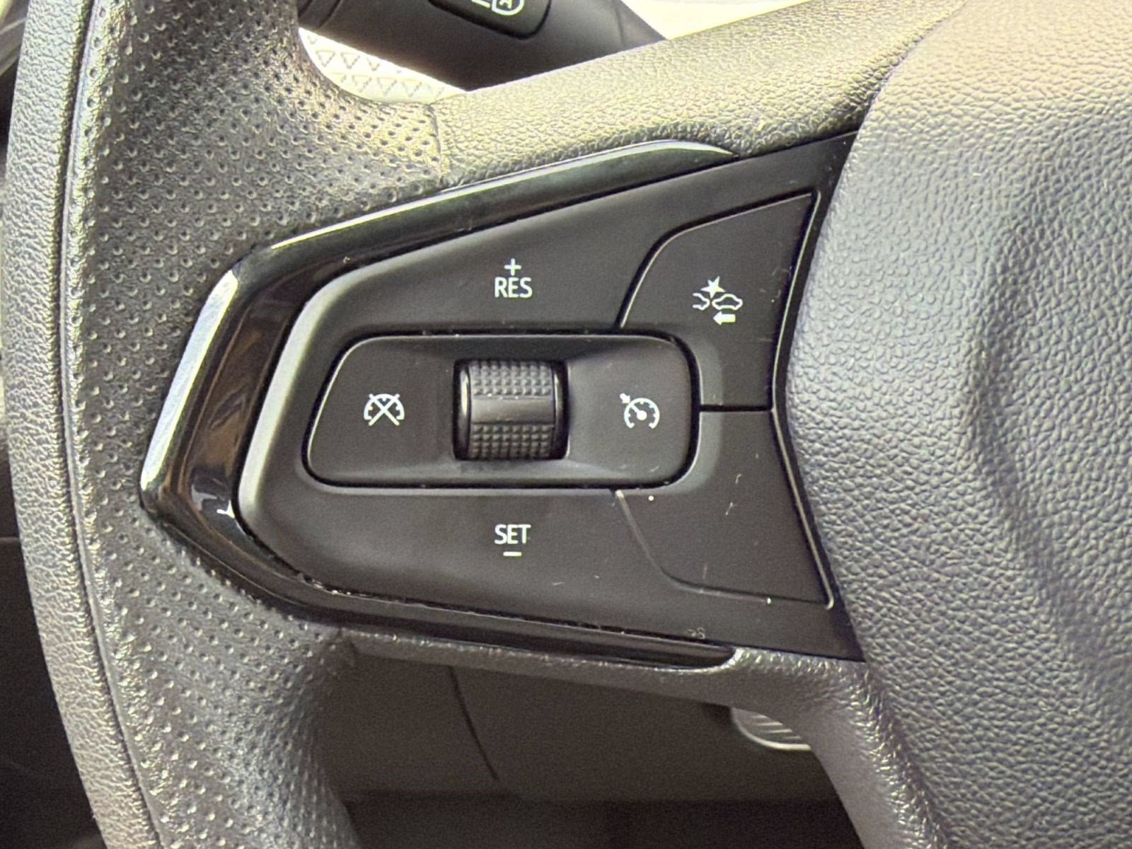 Used 2025 Chevrolet Trax LT FWD image 16