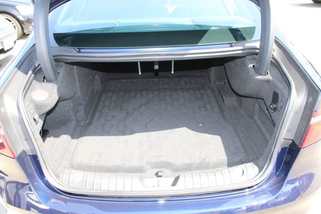 Used 2022 Jaguar XF SE image 8