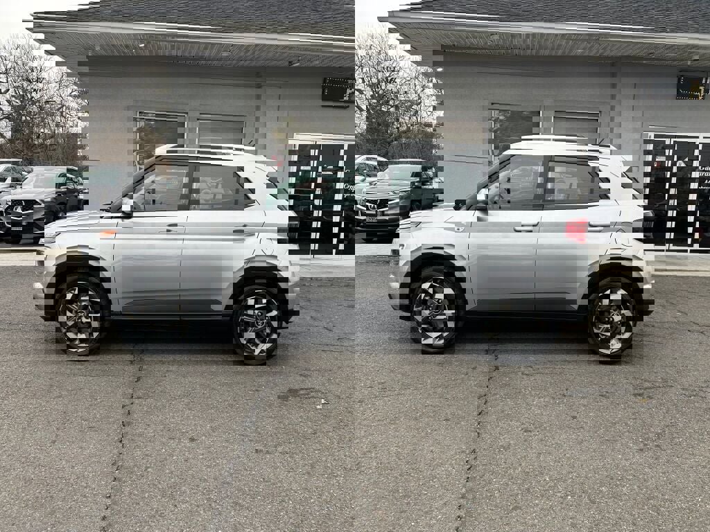 Used 2023 Hyundai Venue SEL w/ Cargo Package image 4