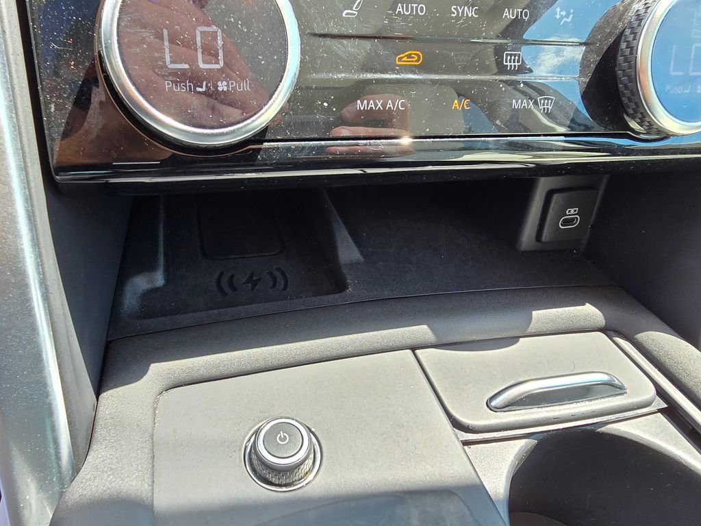 Used 2025 Land Rover Discovery S image 31