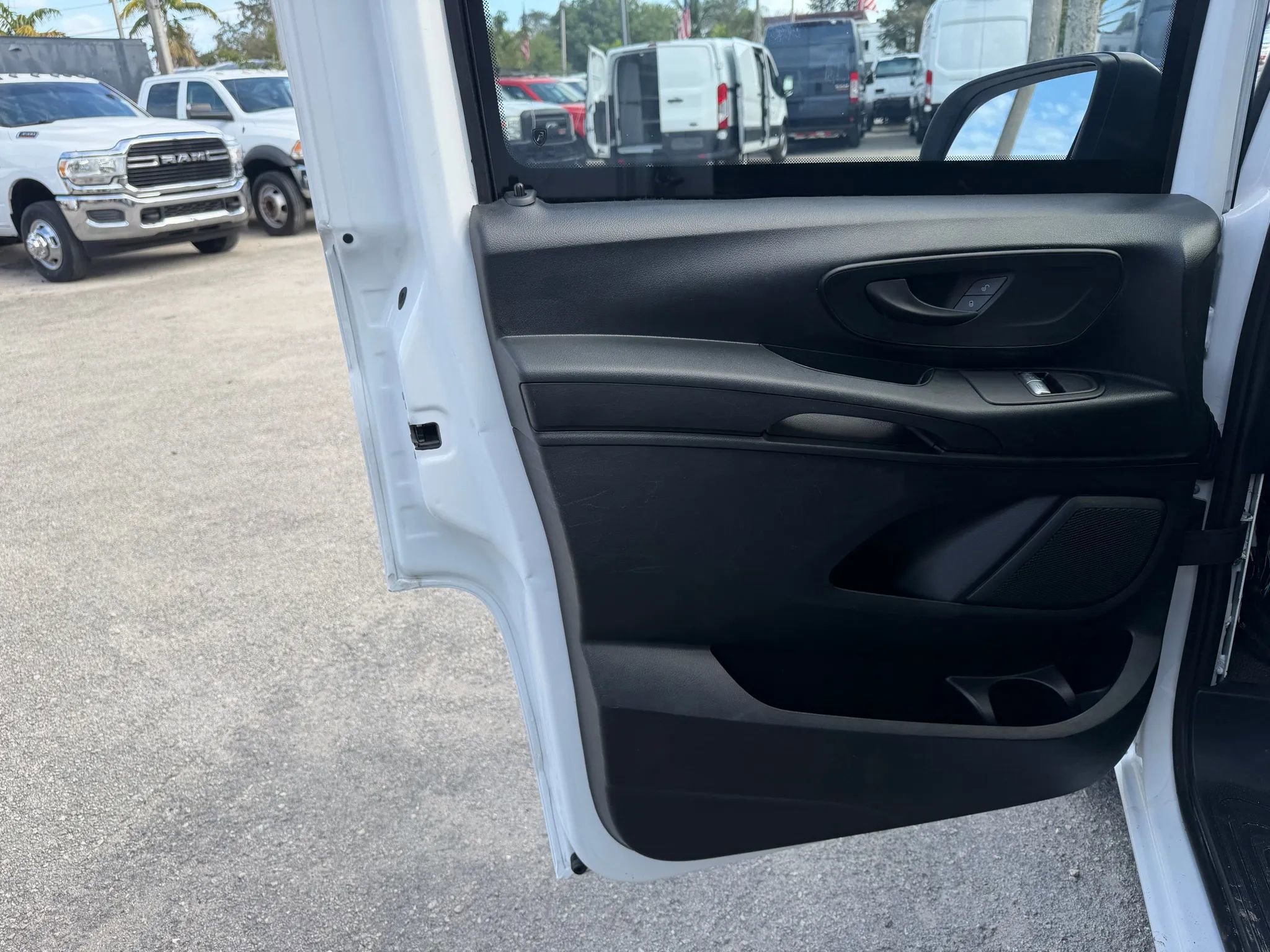 Used 2023 Mercedes-Benz Metris image 12