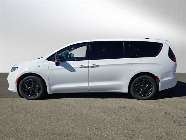 Used 2024 Chrysler Pacifica Limited image 6