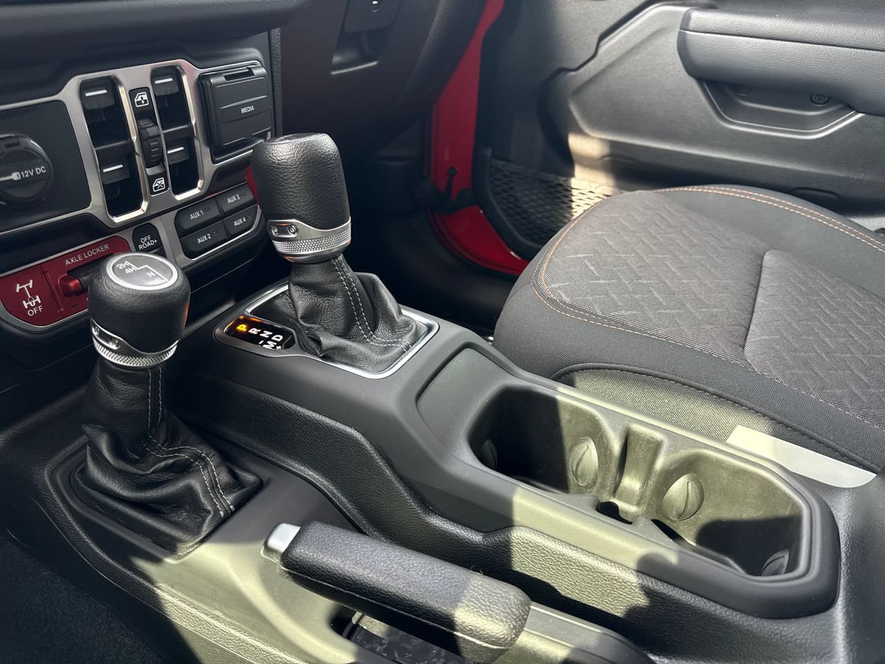 Used 2024 Jeep Gladiator Mojave w/ Technology Group AWD/4WD image 22