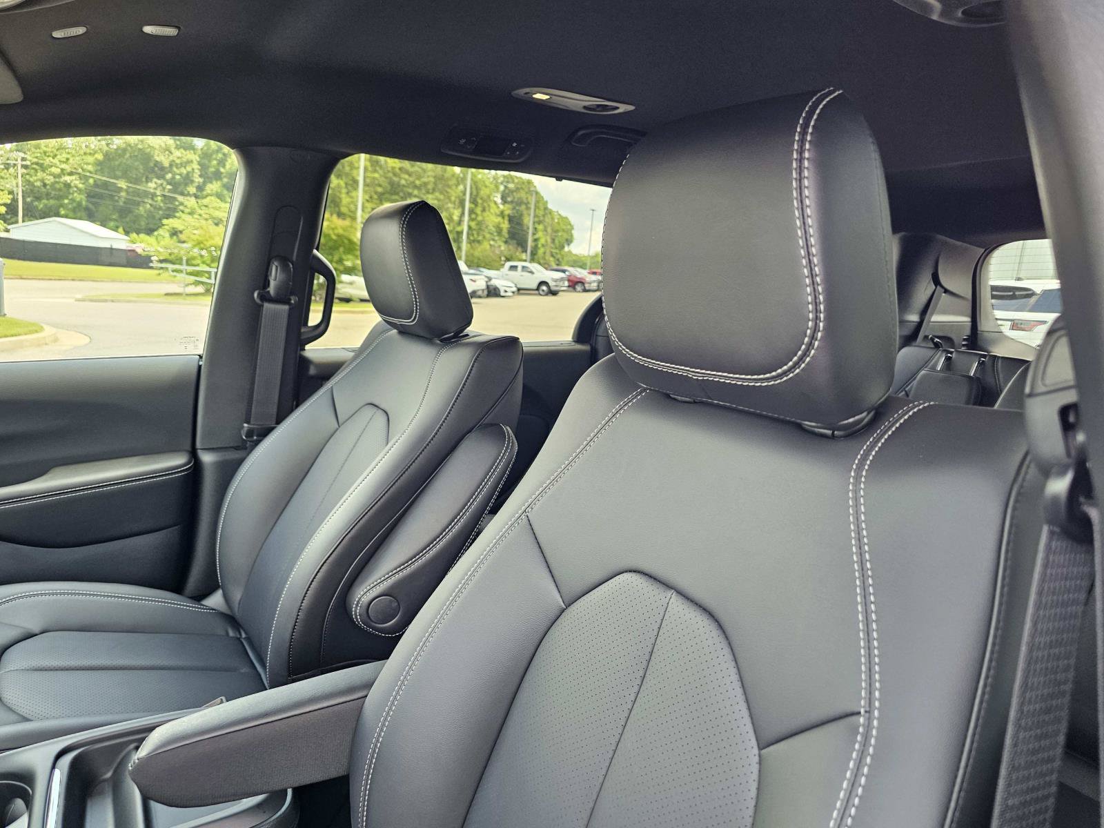 New 2027 Chrysler Pacifica Select FWD image 17
