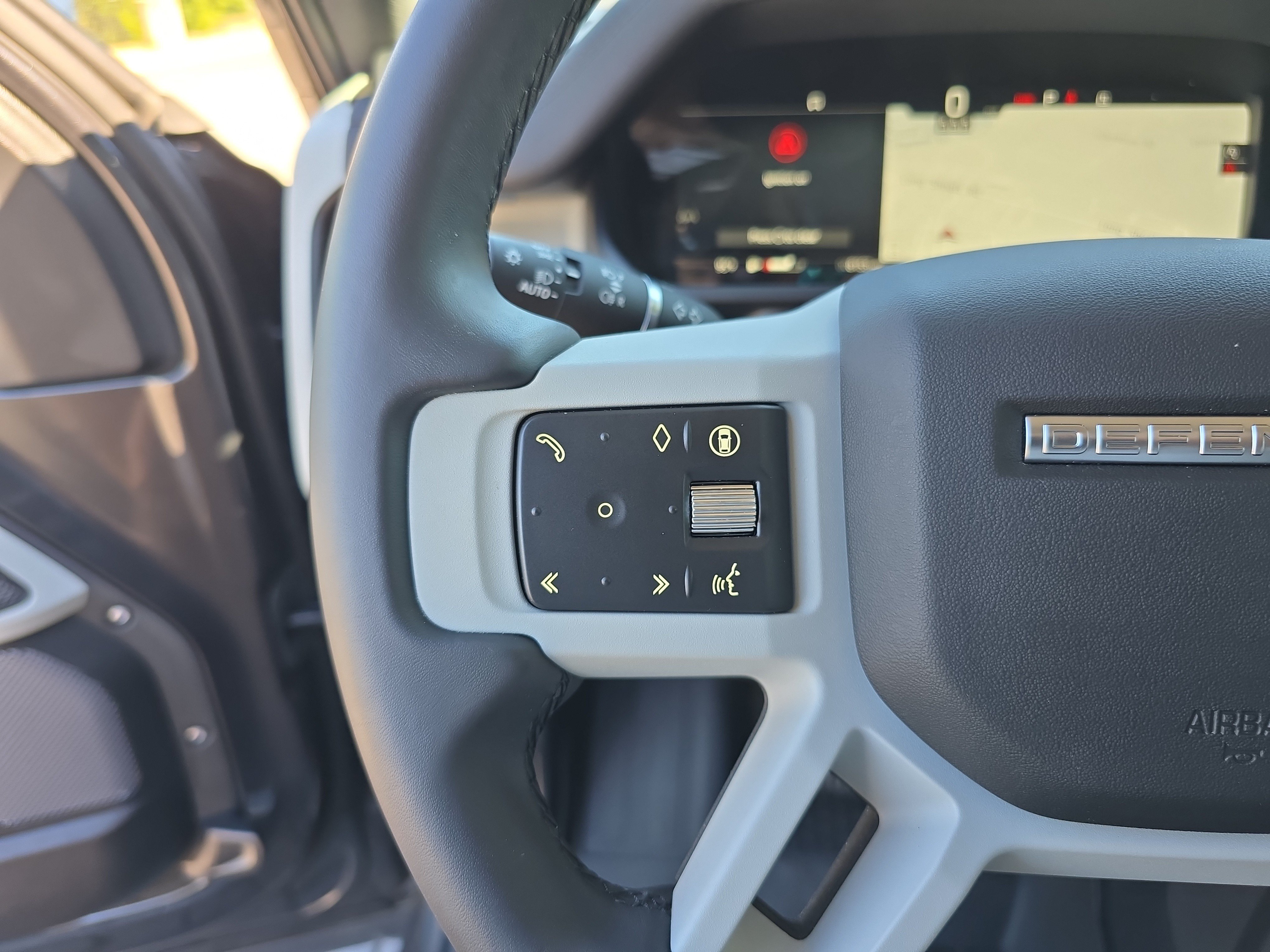 Certified 2024 Land Rover Defender 110 SE AWD/4WD image 32