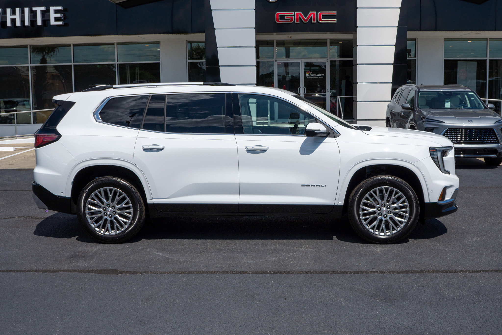 New 2026 GMC Acadia Denali w/ Super Cruise Package image 2
