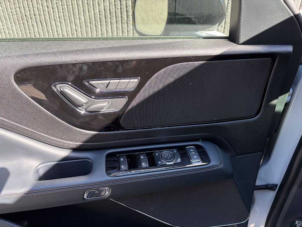 New 2027 Lincoln Aviator AWD w/ Jet Appearance Package image 13