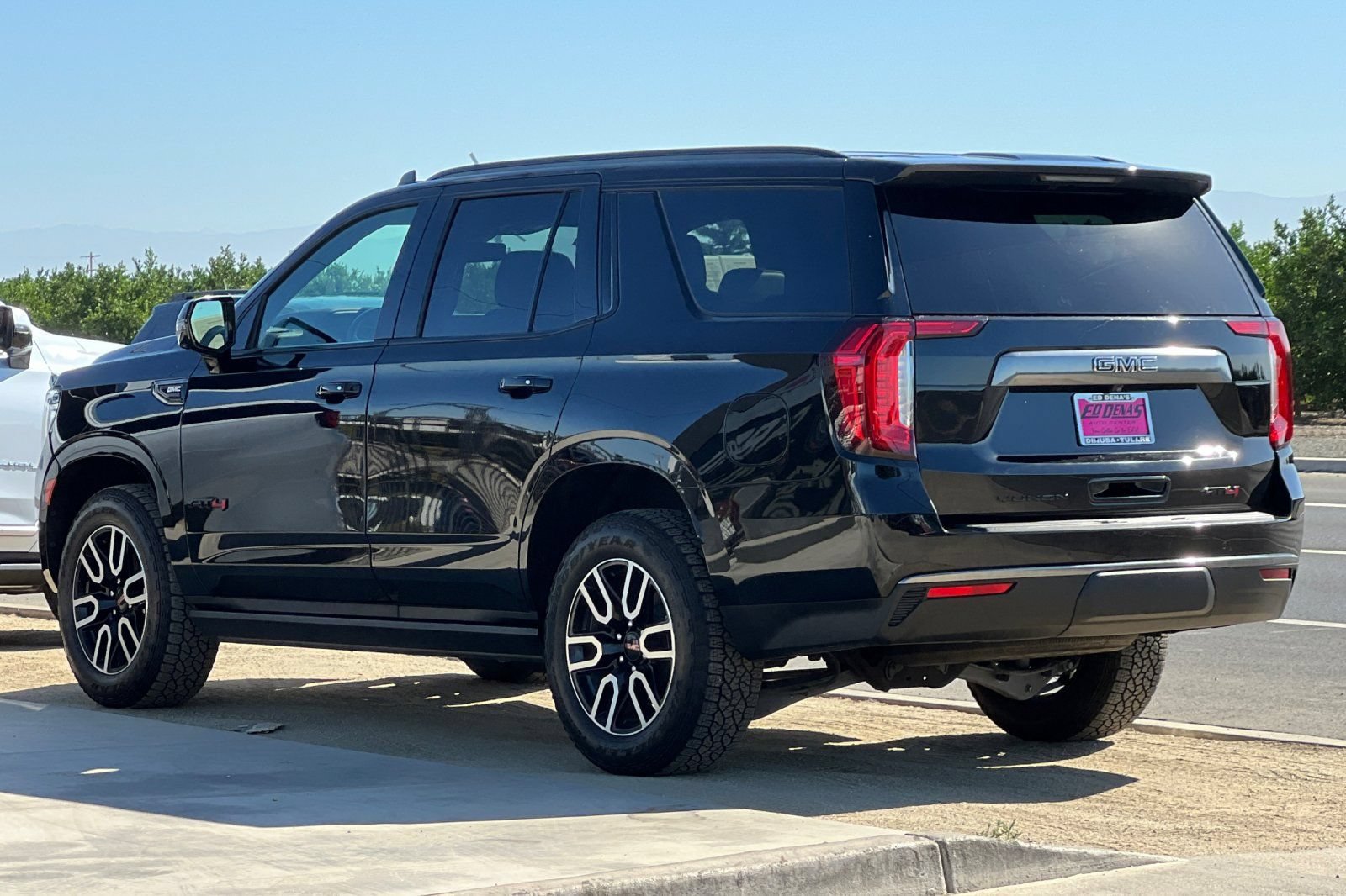 Used 2023 GMC Yukon AT4 w/ AT4 Premium Package AWD/4WD image 7