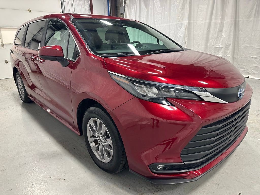 Used 2025 Toyota Sienna XLE image 1