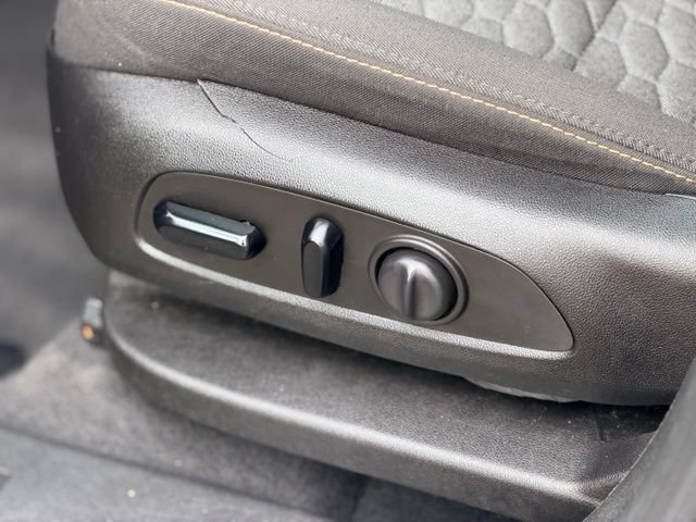 Used 2019 Chevrolet Equinox LT w/ Driver Convenience Package FWD image 8