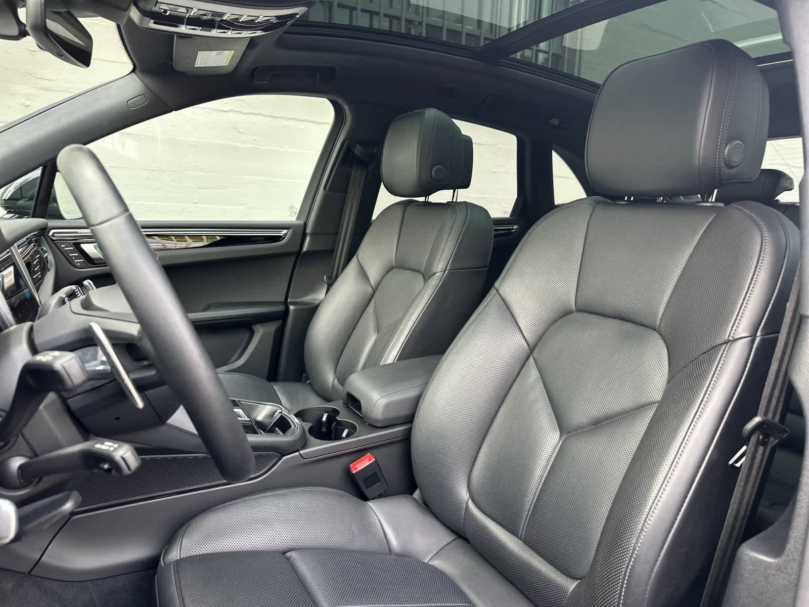 Certified 2025 Porsche Macan AWD/4WD image 5