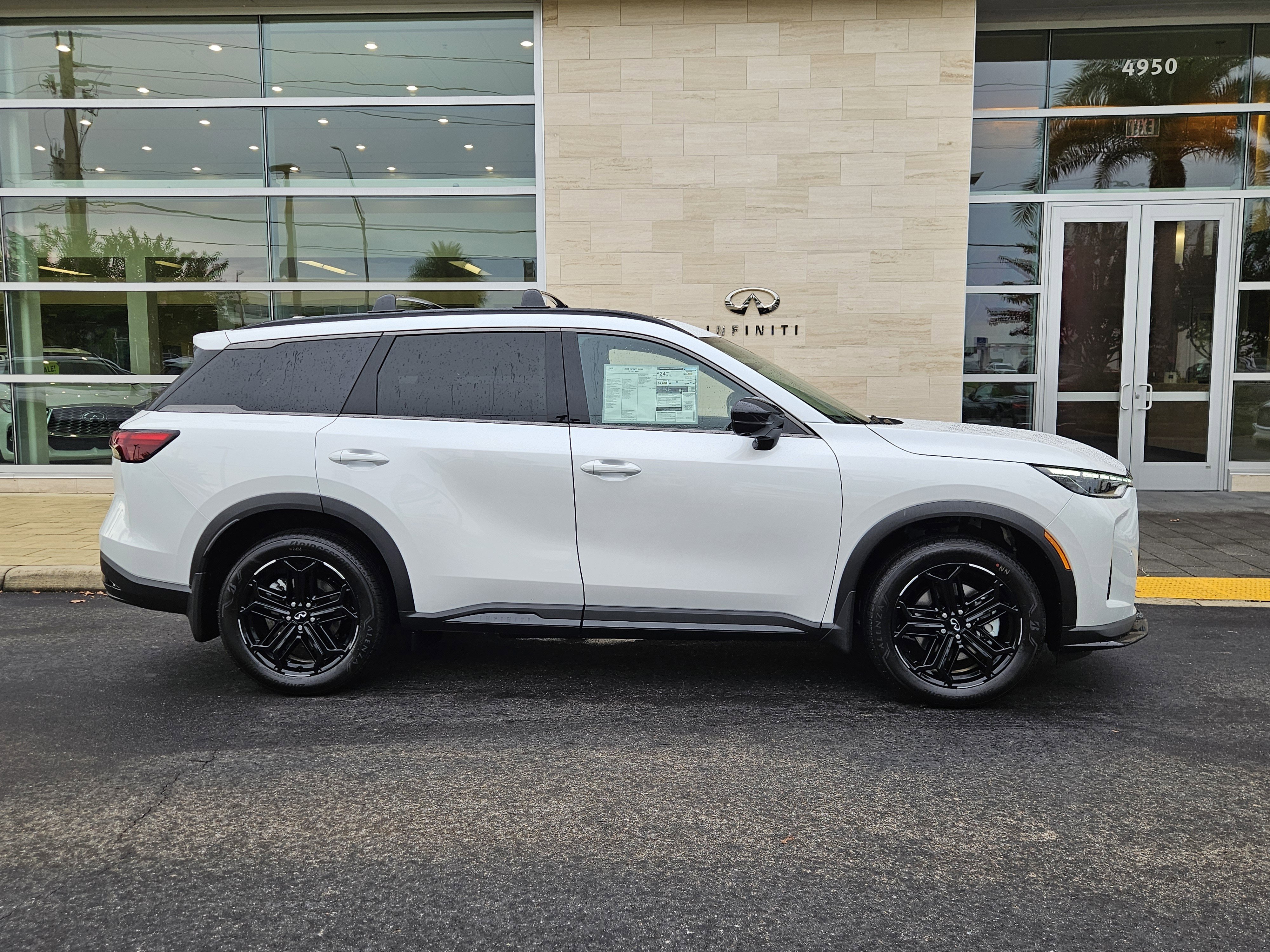 New 2026 INFINITI QX60 Luxe w/ Dark Cargo Package image 4