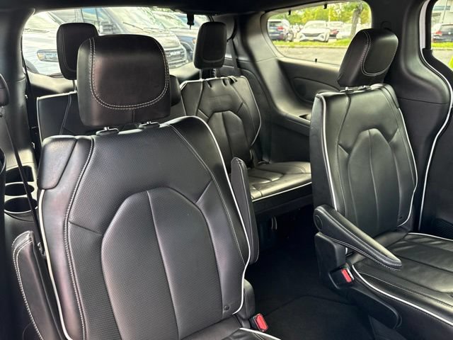 Used 2025 Chrysler Pacifica Limited FWD image 30