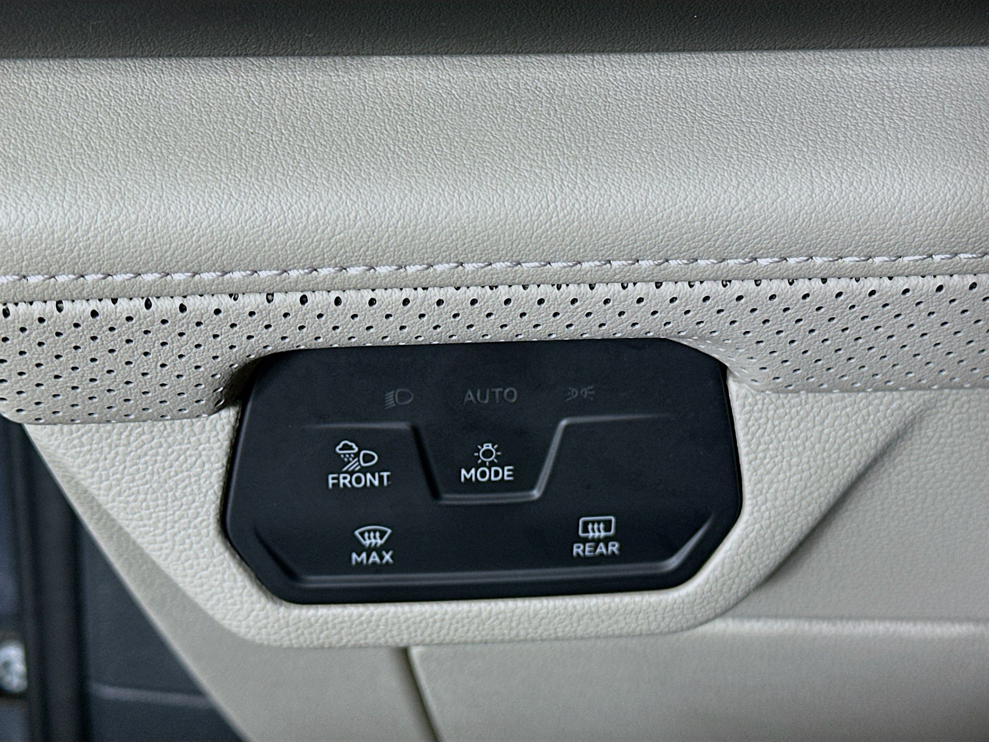 Used 2024 Volkswagen Atlas SE w/ Panoramic Sunroof Package FWD image 17