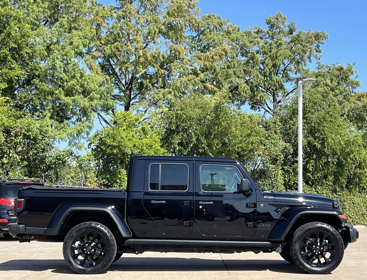 Used 2024 Jeep Gladiator Sport AWD/4WD image 3