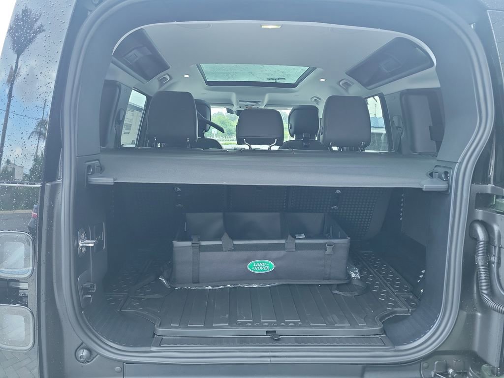 New 2026 Land Rover Defender 110 X-Dynamic SE image 11