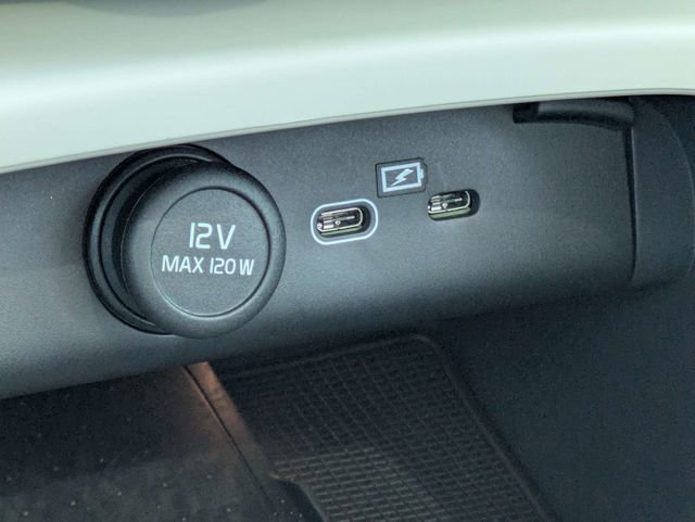 Used 2025 Volvo XC40 B5 Plus w/ Protection Package Premier image 23