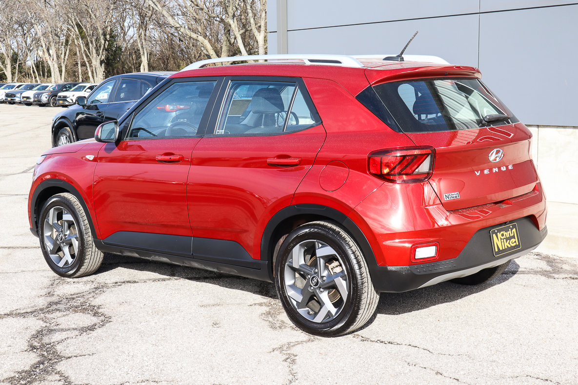 Used 2025 Hyundai Venue SEL image 6