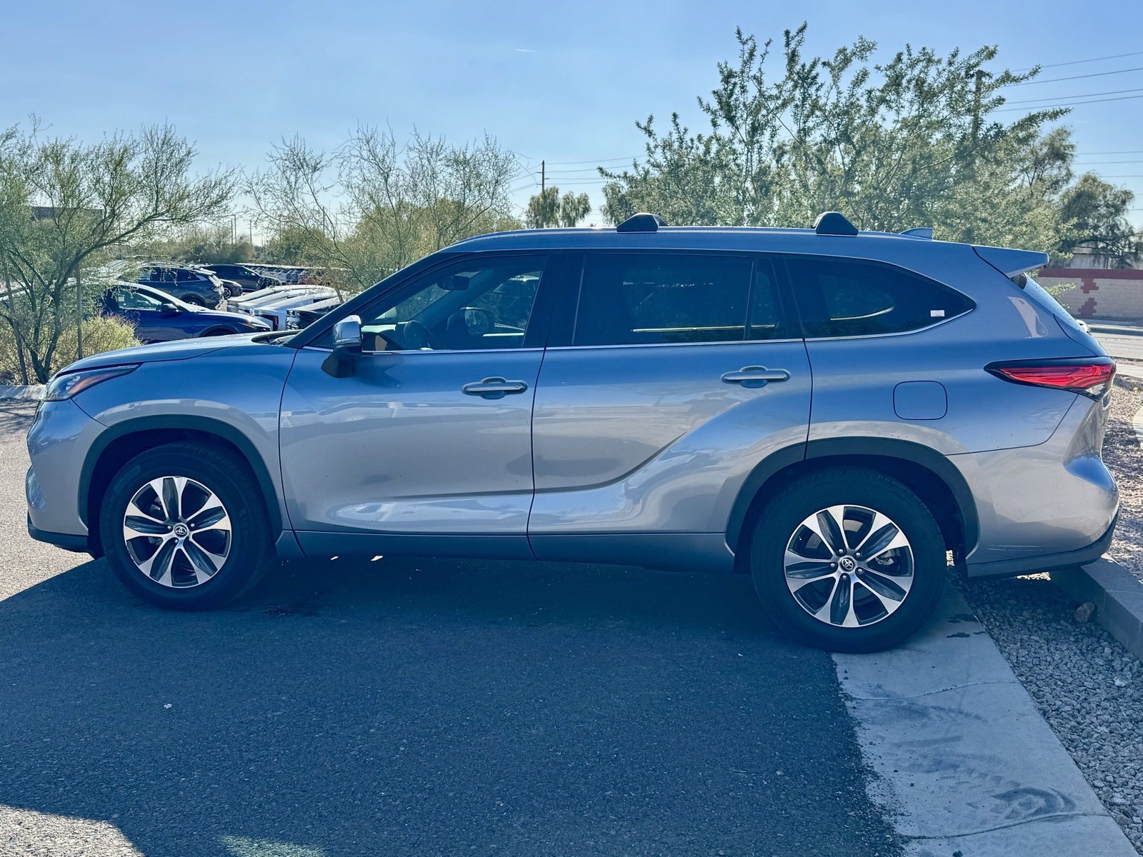 Used 2020 Toyota Highlander XLE image 6