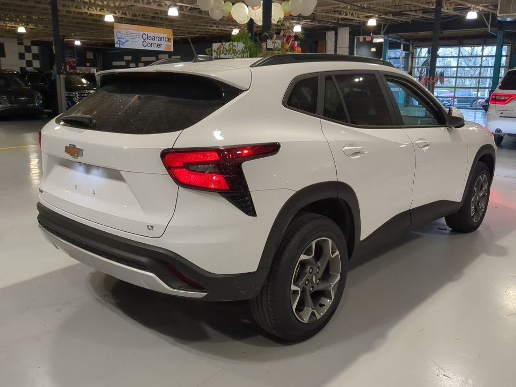 Used 2024 Chevrolet Trax LT w/ LT Convenience Package image 7