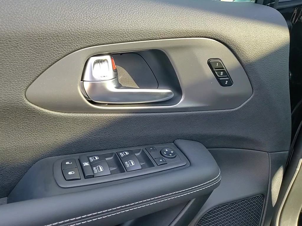 New 2026 Chrysler Pacifica Select AWD/4WD image 9