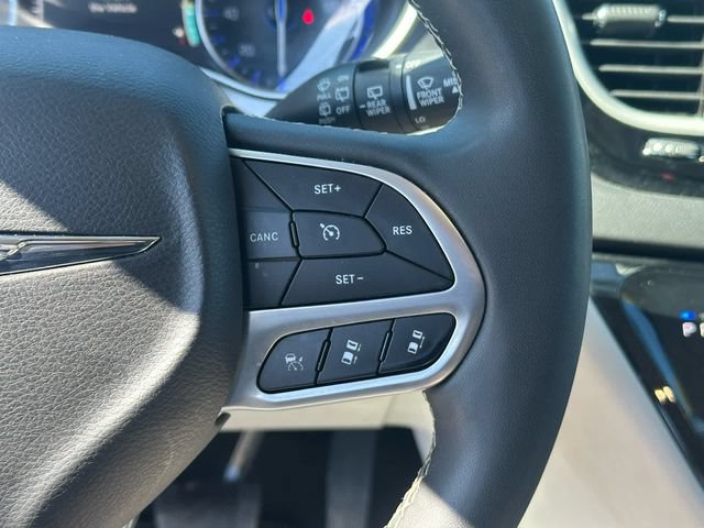 Used 2024 Chrysler Pacifica Touring-L FWD image 15
