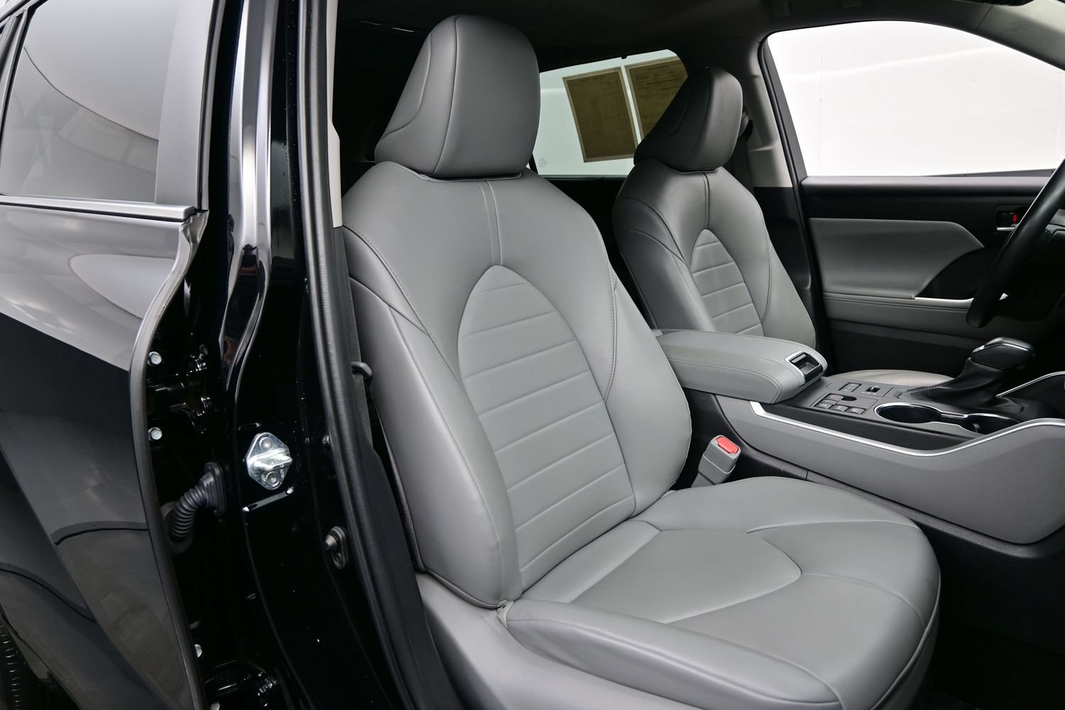 Used 2023 Toyota Highlander XLE AWD/4WD image 14