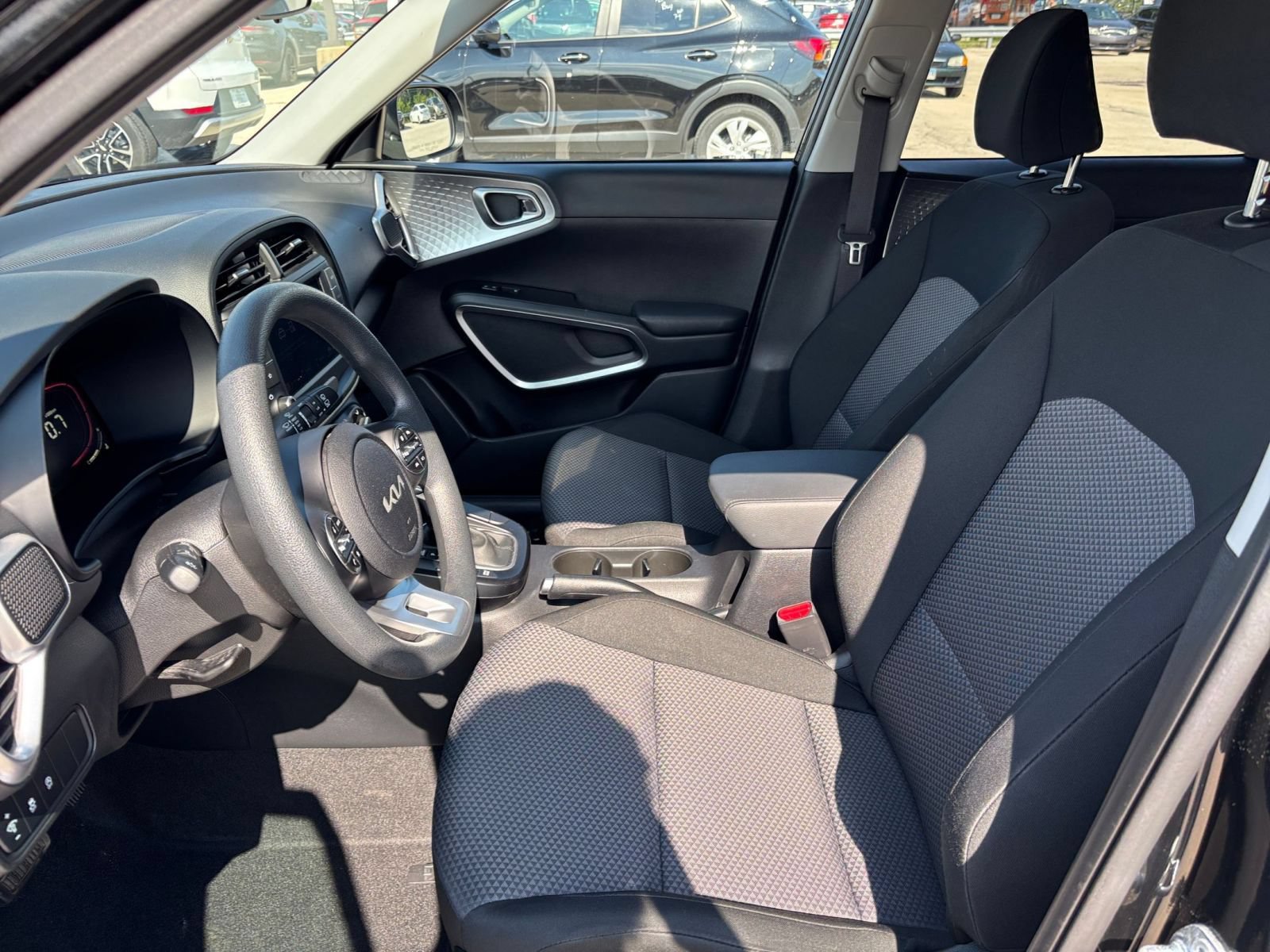 Used 2025 Kia Soul LX w/ LX Technology Package FWD image 24