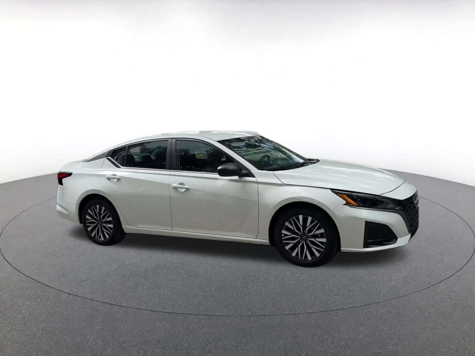 Used 2026 Nissan Altima 2.5 SV FWD image 2