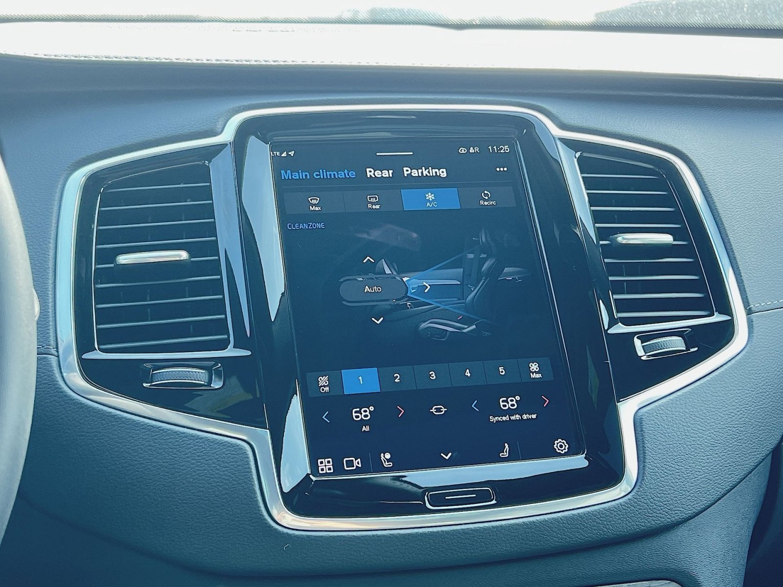 Used 2023 Volvo XC90 B6 Ultimate w/ Protection Package Premier image 21