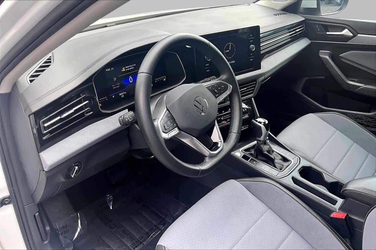 Used 2025 Volkswagen Jetta SE FWD image 17