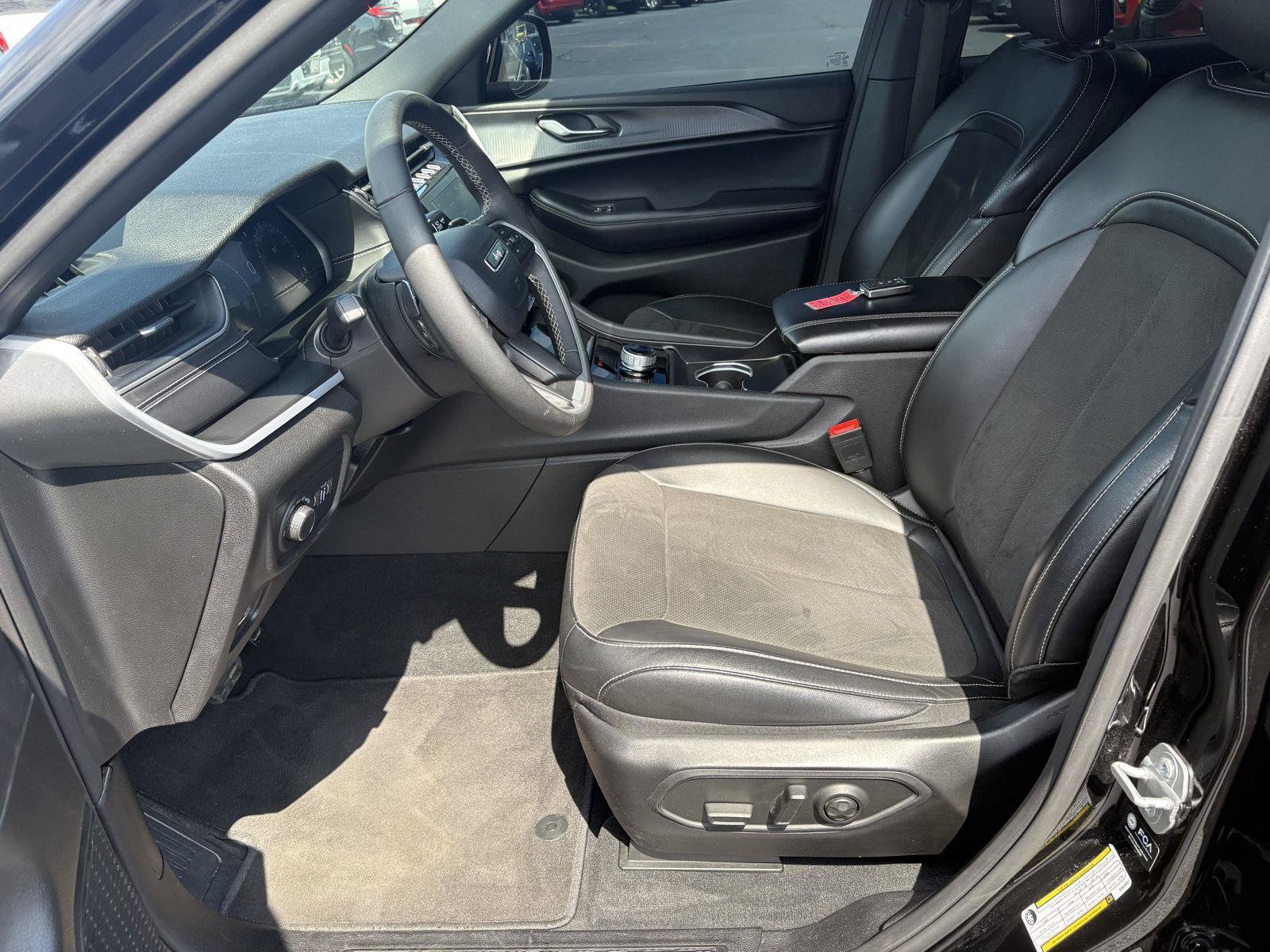 Used 2025 Jeep Grand Cherokee L Altitude AWD/4WD image 4