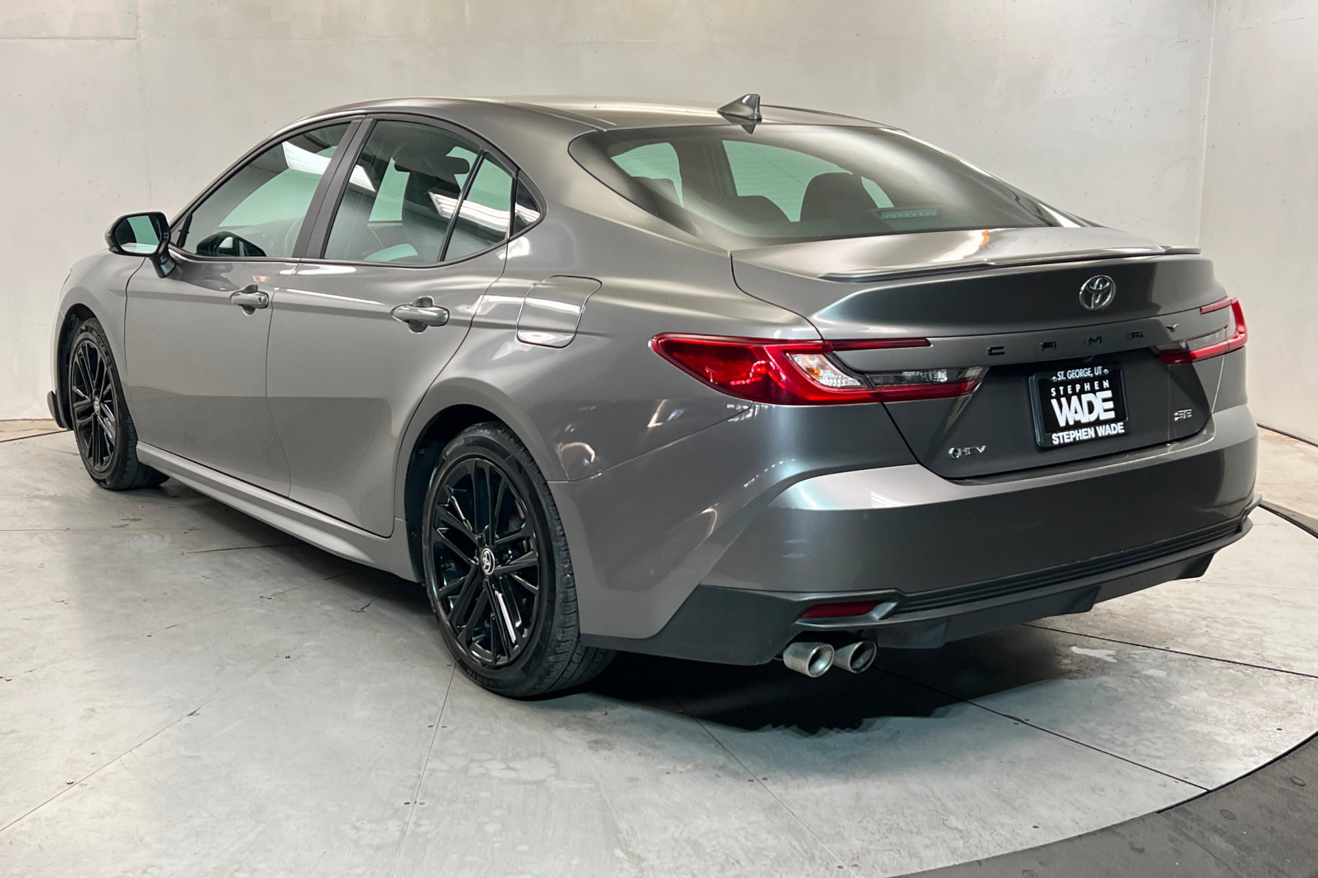 Used 2025 Toyota Camry SE FWD image 3