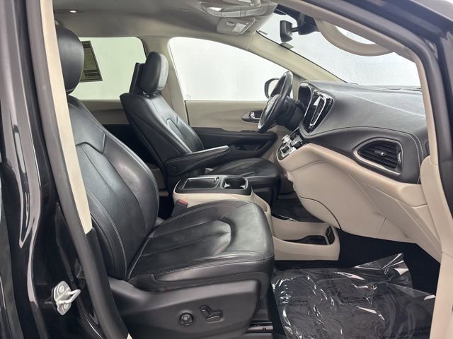 Used 2022 Chrysler Pacifica Touring-L w/ Uconnect Theater Family Group image 22
