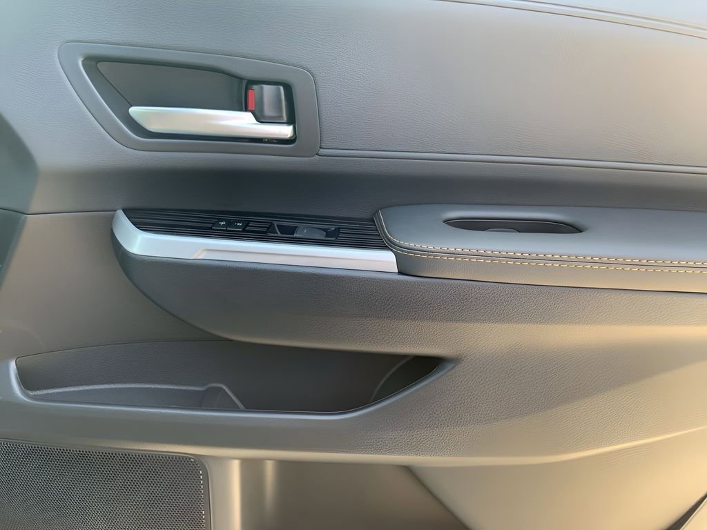 Used 2025 Toyota Sienna XLE Woodland Edition image 18