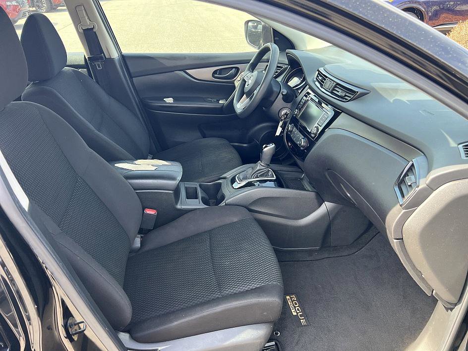 Used 2020 Nissan Rogue Sport S image 17