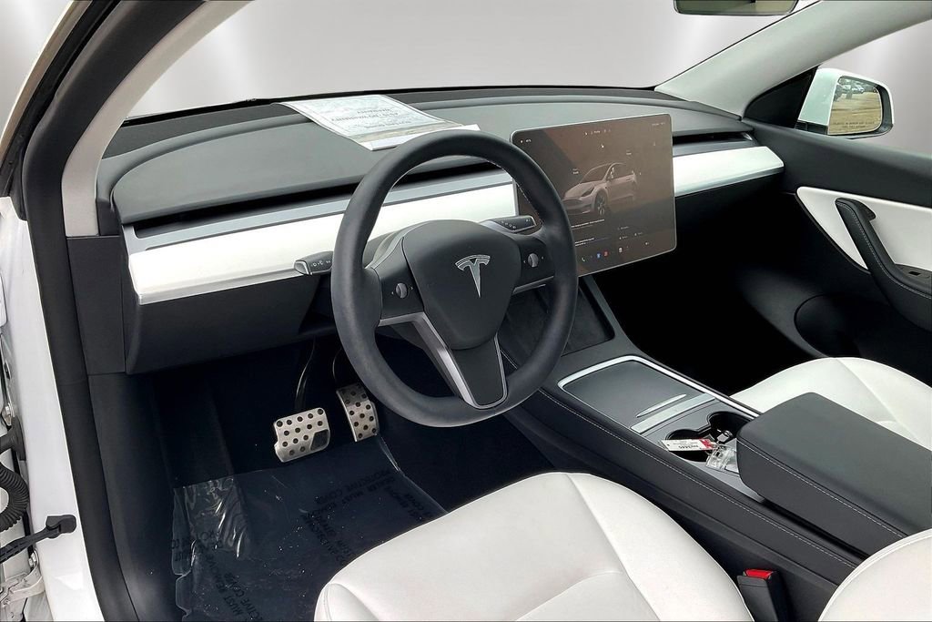 Used 2022 Tesla Model Y Long Range image 16