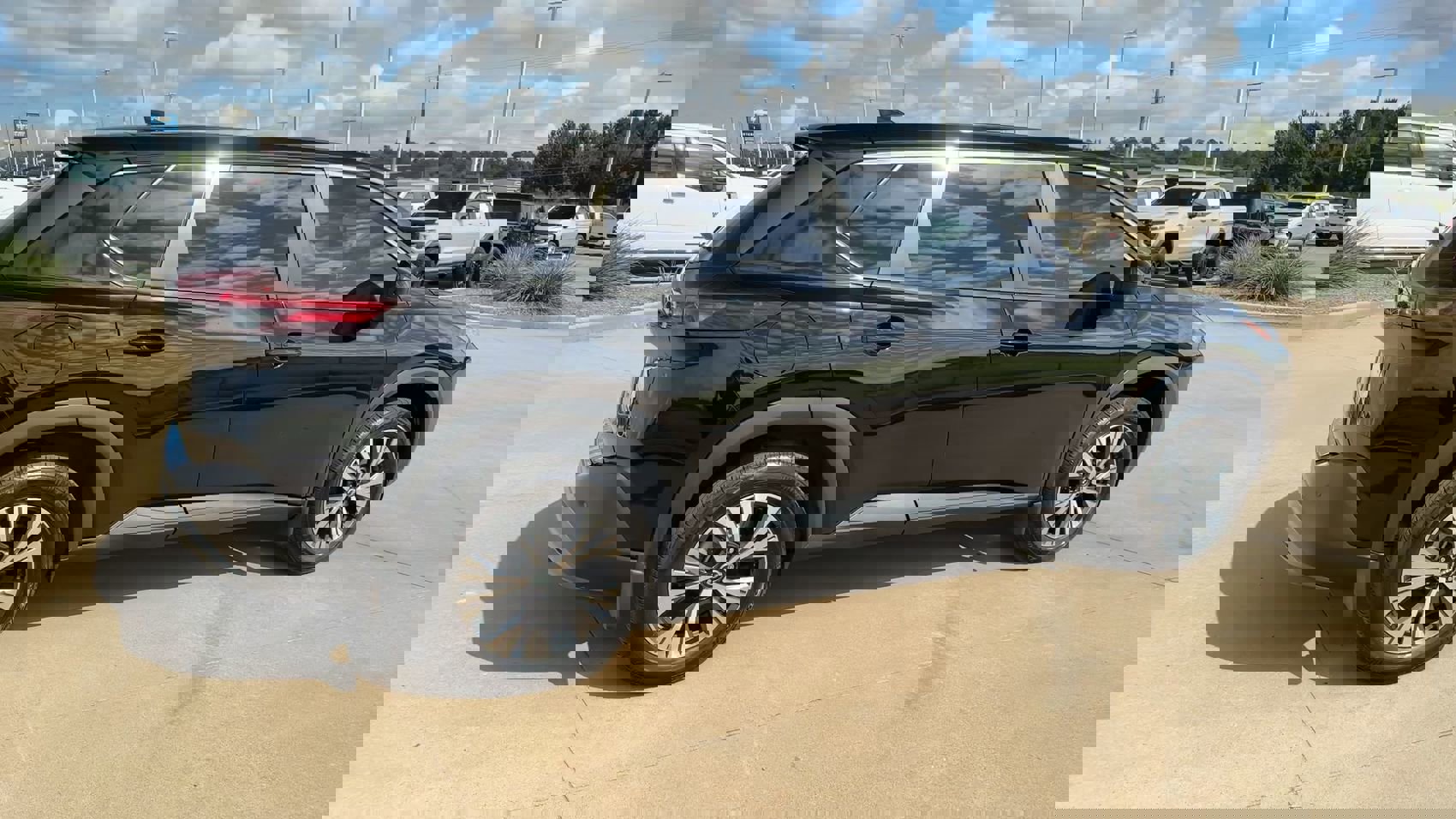 Used 2023 Nissan Rogue SV image 9