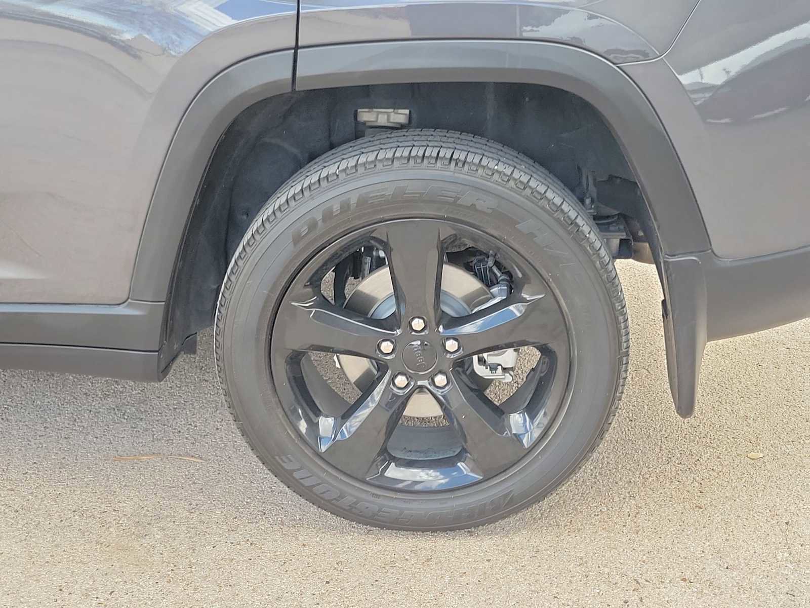 Used 2023 Jeep Grand Cherokee Altitude image 4