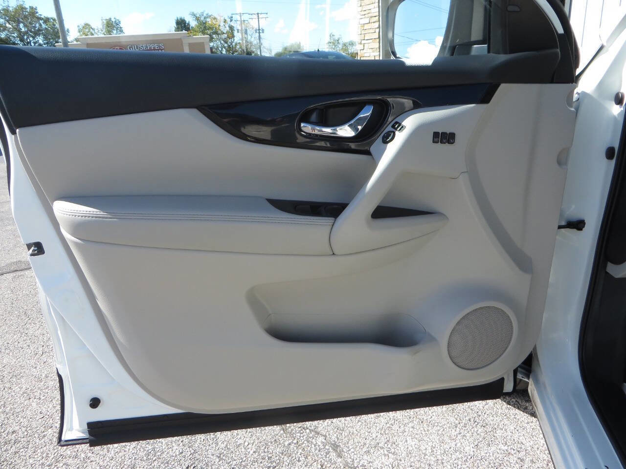 Used 2022 Nissan Rogue Sport SL w/ Premium Package image 5