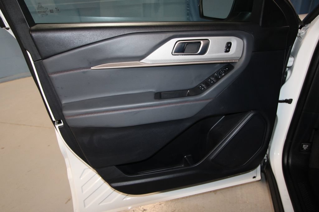 Used 2025 Ford Explorer Active AWD/4WD image 5