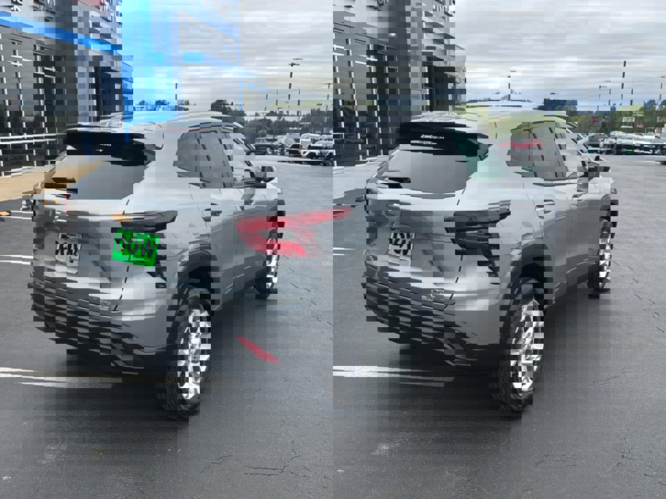 Used 2025 Chevrolet Trax LS w/ LS Convenience Package image 3