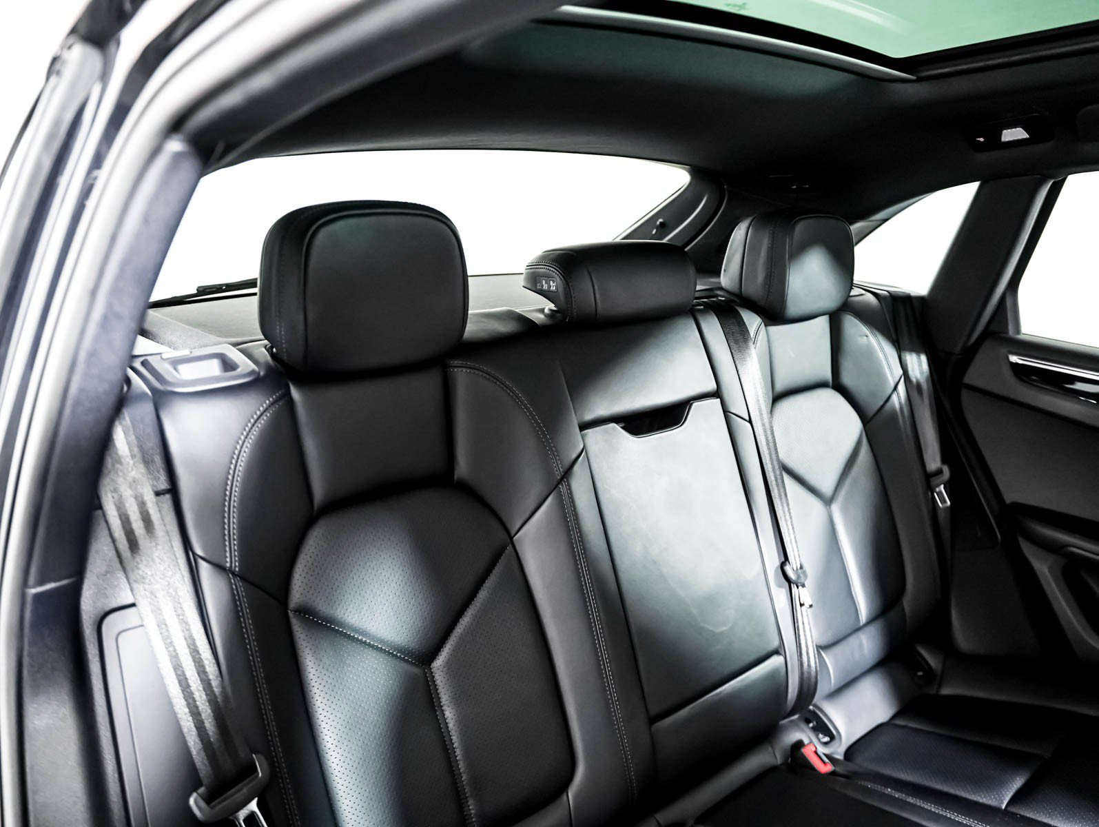 Certified 2024 Porsche Macan w/ Premium Plus Package AWD/4WD image 6